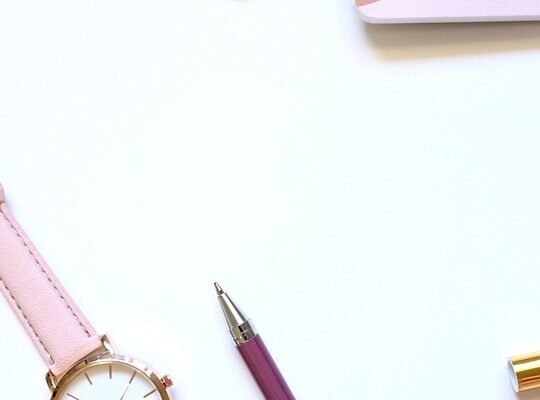 Dengan membaca artikel ini, diharapkan pembaca dapat memahami pentingnya jurnal penyesuaian dalam proses akuntansi dan dapat membuat jurnal penyesuaian yang benar dan efektif untuk perusahaan mereka.